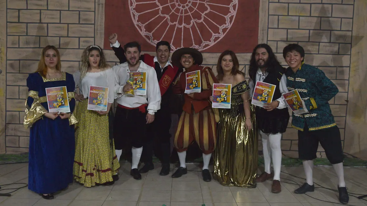 Compañía de teatro presenta "Don Quijote de la mancha" con música de tuna